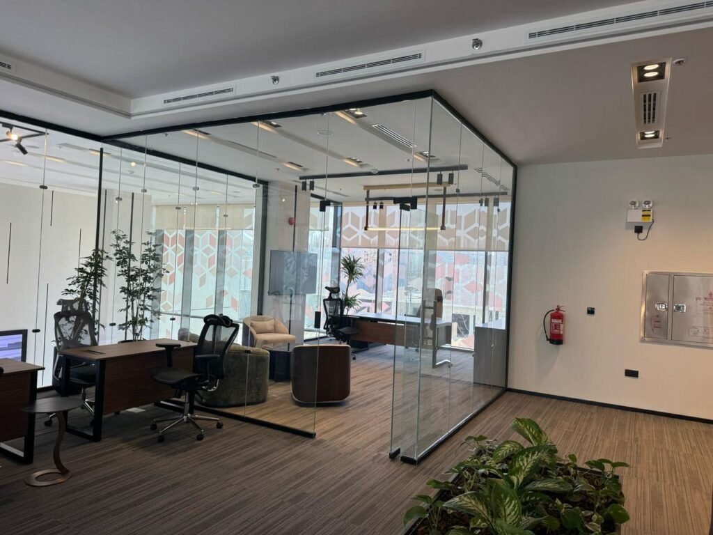 قواطع زجاجية داخلية بالرياض | تقسيم الصالات والمكاتب بنظام مودرن 2